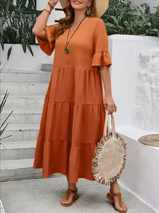 Elegantes terrakotta-oranges V-Ausschnitt Maxikleid mit Stufen und Glockenärmeln für den Sommer