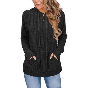 Sudadera negra de canalé para mujer con bolsillos delanteros y cordón ajustable