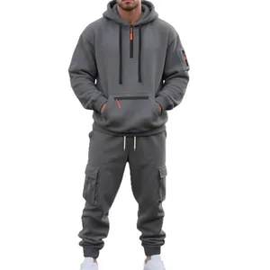Vollansicht des grauen Herren-Trainingsanzugs mit Hoodie und Cargo-Hose mit Taschen