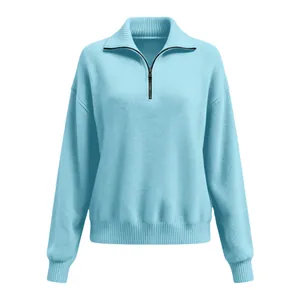Vorderansicht eines hellblauen Strickpullovers mit Reißverschluss und Rippbündchen.