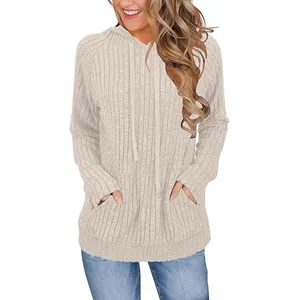 Sudadera con capucha de punto acanalado para mujer con bolsillos y cordón en color beige.