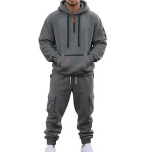 Vollansicht eines Models in einem grauen Kapuzen-Trainingsanzug mit Cargo-Taschen.