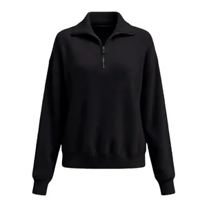 Detailansicht eines hochwertigen schwarzen, locker sitzenden Strickpullovers mit Reißverschluss.