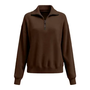 Nahaufnahme eines dunkelbraunen Damen-Strickpullovers mit Reißverschluss und Stehkragen
