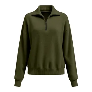 Frontansicht eines stilvollen olivgrünen Strickpullovers mit halbem Reißverschluss.
