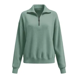 Detailansicht eines grünen Strickpullovers mit halbem Reißverschluss und geripptem Kragen.