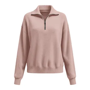 Detailansicht eines altrosa Strickpullovers mit halbem Reißverschluss und Rippbündchen