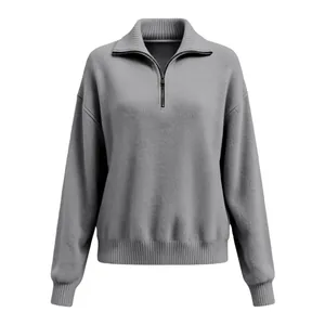 Nahaufnahme eines grauen Strickpullovers mit halbem Reißverschluss und Stehkragen