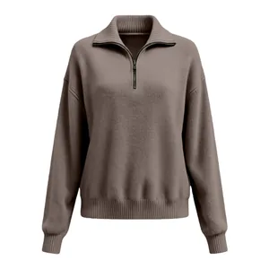 Vorderansicht eines lockeren taubengrauen Strickpullovers mit halbem Reißverschluss und Rippbündchen