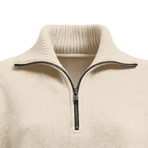 Detailansicht eines beigen Strickpullovers mit geripptem Stehkragen und Reißverschluss.
