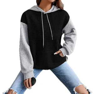 Casual women's color-block waffle knit hoodie with kangaroo pocket and drawstring hood