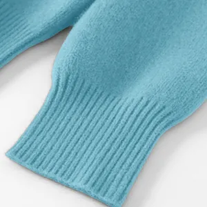 Nahaufnahme des gerippten Bündchens an einem hochwertigen, weichen hellblauen Strickpullover