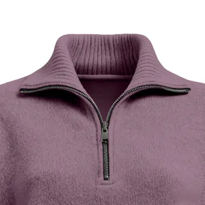 Detailaufnahme von lila Strickpullover mit halbem Reißverschluss und hohem Stehkragen