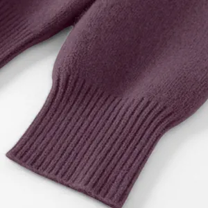 Nahaufnahme der gerippten Manschette an diesem weichen, lila gestrickten Winterpullover