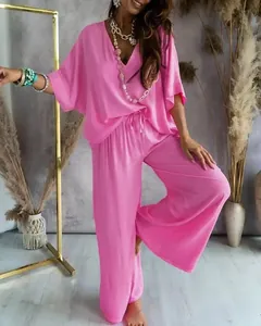 Vista completa del conjunto rosa con top de cuello en V y pantalón ancho de mujer