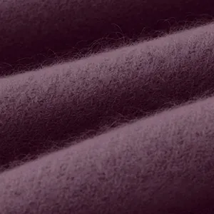 Detaillierte Nahaufnahme der weichen violetten Strickstofftextur mit flauschigen Wollfasern.
