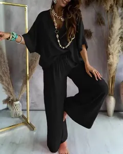 Elegante conjunto de dos piezas negro con top escote en V y pantalones anchos a juego