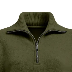 Detailansicht des Metallreißverschlusses und des Stehkragens eines olivgrünen Strickpullovers