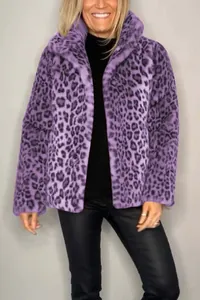 Detalle de abrigo de piel sintética con estampado de leopardo morado en modelo