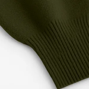 Nahaufnahme der weichen Rippstruktur und des olivgrünen Strickstoffs dieses Pullovers