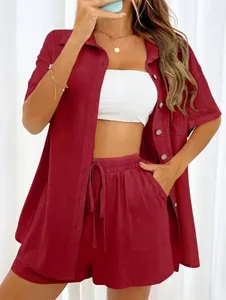 Vista dettagliata di un set due pezzi bordeaux da donna con camicia a maniche corte e pantaloncini.