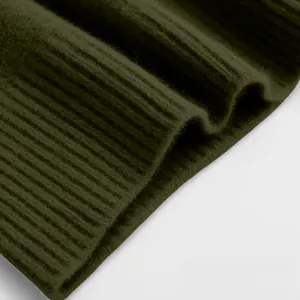 Detailaufnahme der olivgrünen Rippstrick-Stofftextur dieses winterlichen Pullovers