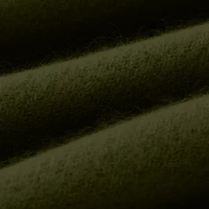 Nahaufnahme der hochwertigen, dunkelolivgrünen, weichen Strickpullover-Stoffstruktur