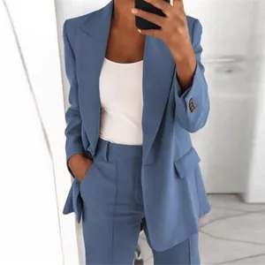 Elegante conjunto de blazer y pantalón azul claro de corte ajustado para mujer de negocios