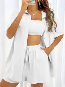 Completo casual da donna in bianco a due pezzi con camicia e pantaloncini