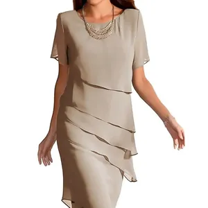 Detail van gelaagde rucheszoom op elegante chiffon jurk met ronde hals en korte mouw