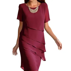 Detailweergave van een elegante bordeauxrode chiffon jurk met laagjes en ronde hals