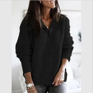 Detailansicht eines schwarzen Damenpullovers mit Reißverschluss und feinem Strickmuster.