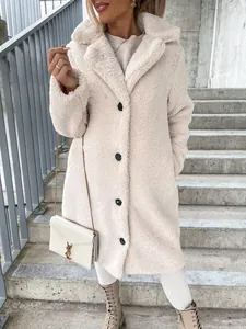 Vue détaillée d'un manteau en peluche blanc confortable à manches longues et col à revers