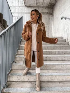 Manteau teddy marron élégant avec texture en fausse fourrure et col à revers en extérieur.