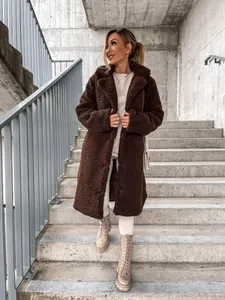 Détail d'un manteau teddy marron foncé pour femme avec col à revers en extérieur
