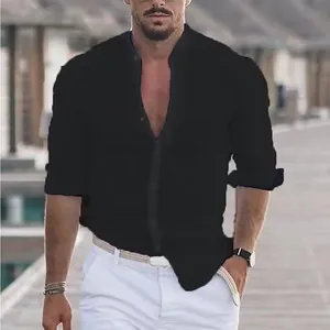 Dettaglio di una camicia da spiaggia nera a maniche lunghe da uomo in stile casual da vacanza