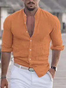 Dettaglio di una camicia in lino arancione per uomo per spiaggia e vacanze estive