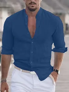 Primo piano di una camicia da spiaggia in lino blu per le vacanze estive da uomo