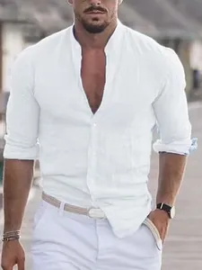 Dettaglio camicia da spiaggia in lino bianco da uomo con collo alla coreana e texture