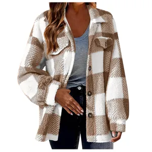 Détail de la veste sherpa à carreaux marron et blanc pour femmes avec boutons et poches