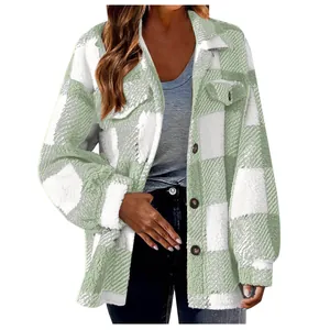 Détail d'une veste en polaire sherpa à carreaux verts pour femme avec boutons