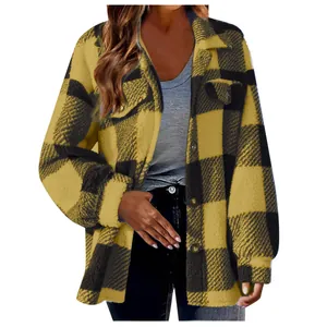 Vue complète de la veste en peluche jaune sur un mannequin montrant la coupe et le tissu