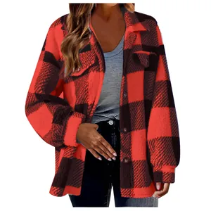 Veste polaire à carreaux rouge et noir avec poches poitrine et fermeture par boutons.