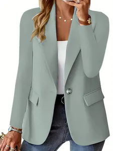 Detail van een mintgroene damesblazer met lange mouwen, reverskraag en klepzakken voor de herfst
