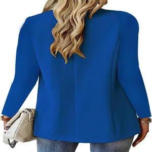 Gedetailleerd achteraanzicht van een koningsblauwe damesblazer met lange mouwen voor kantoor