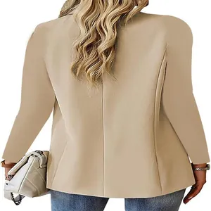 Gedetailleerd achteraanzicht van een beige damesblazer met lange mouwen en open voorkant.