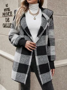 Damen Strickjacke mit schwarz-weißem Karomuster und weicher flauschiger Textur