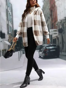 Ganzkörperansicht einer Frau mit karierter Sherpa-Strickjacke und schwarzer Skinny-Jeans