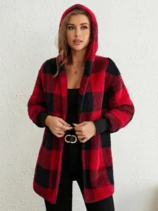 Modischer rot-schwarzer Teddy-Cardigan mit Kapuze und Karomuster für Damen im Loose Fit.