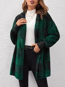 Detailansicht eines kuscheligen grün-schwarzen Strick-Cardigans mit dem Karomuster